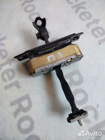 Ограничитель двери передний левый Nissan Fuga 2006