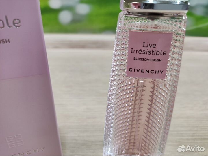 Туалетная вода женская Givenchy Live Irresistible