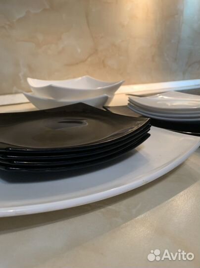 Тарелки квадратные белые и чёрные и салатник