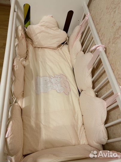 Детская кроватка с маятником