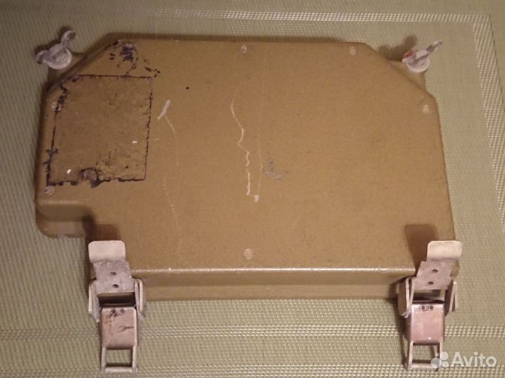 Крышка радиостанции Р-107