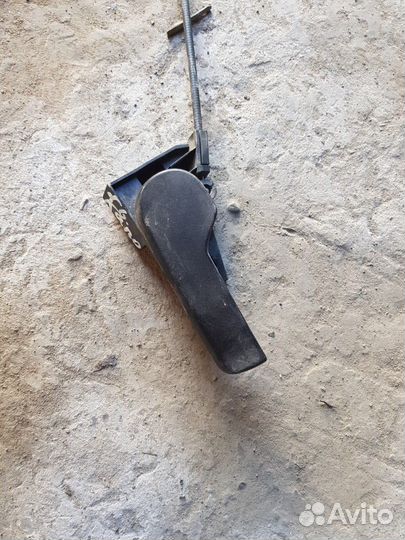 Замок открывания капота на Volkswagen Passat