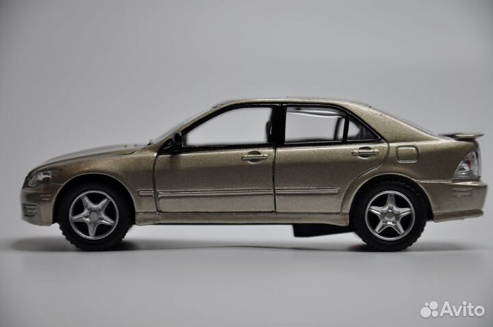 Модель автомобиля Lexus IS300 металл