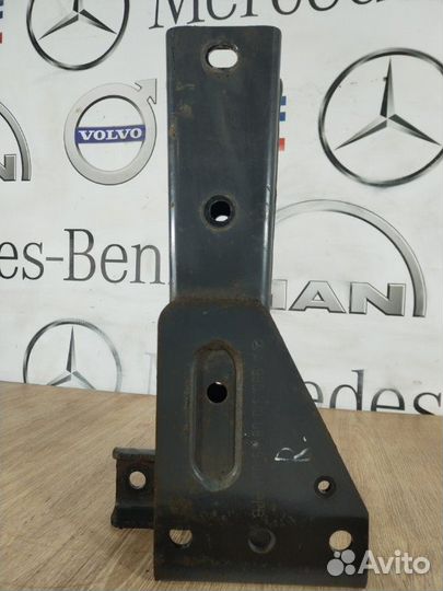 Кронштейн усилителя бампера передний правый