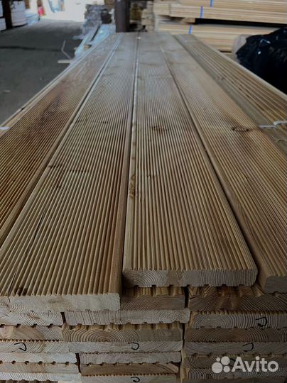 Наружные постройки с досками из лиственницы