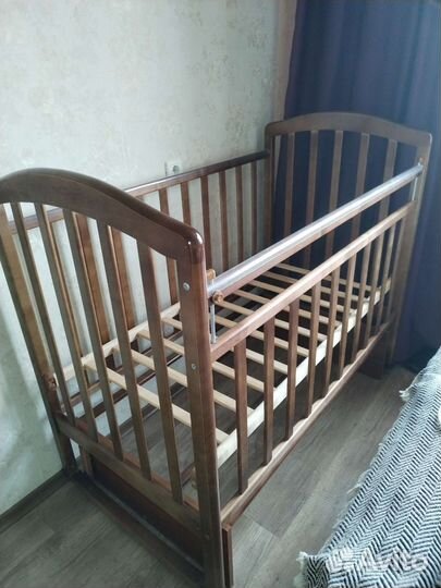 Детская кроватка с маятником