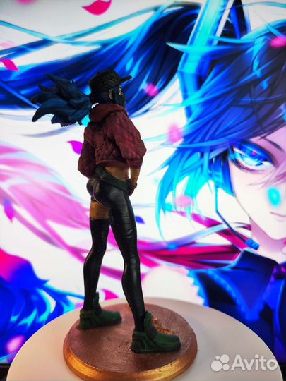 Фигурка девушки