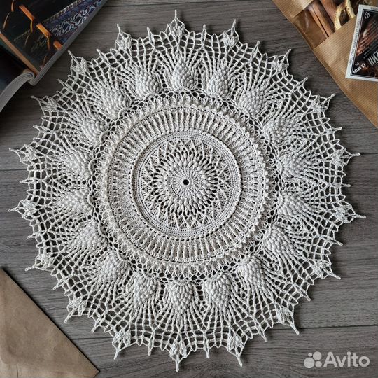 Салфетка крючком молочного цвета