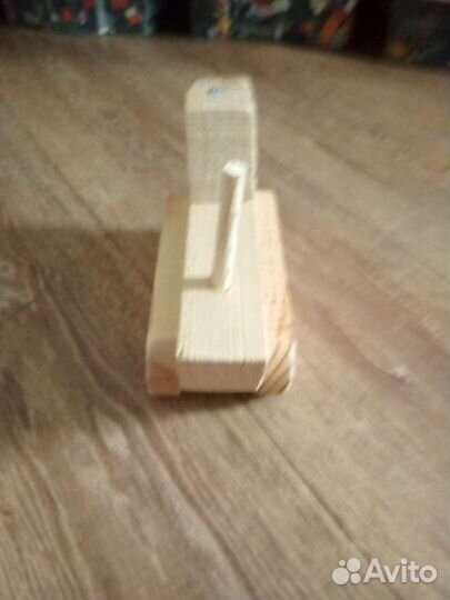 Деревянный трактор