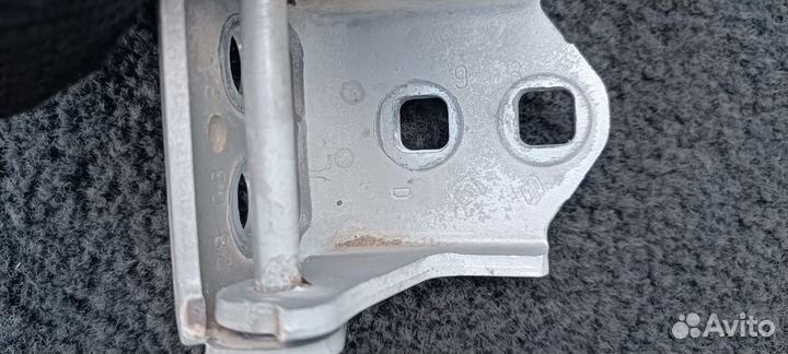 Петля передней правой двери Рено Меган 2