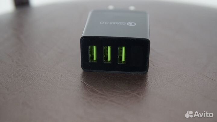 Зарядное устройство с 3 USB-портами и светодиодным