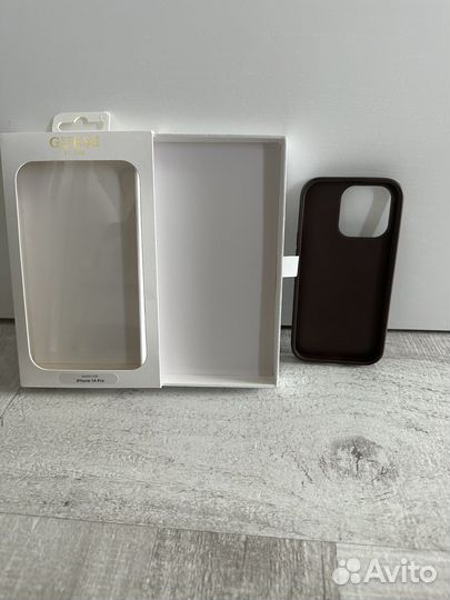 Чезол на iPhone 14 pro guess