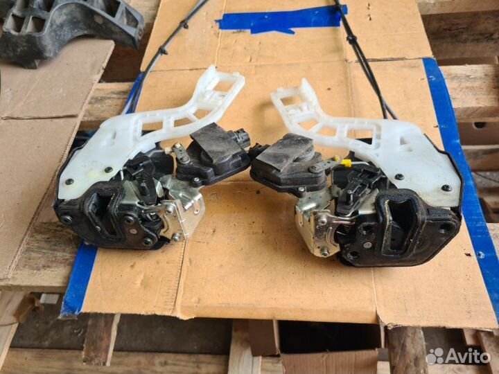 Замок боковой двери Kia Sportage 2009