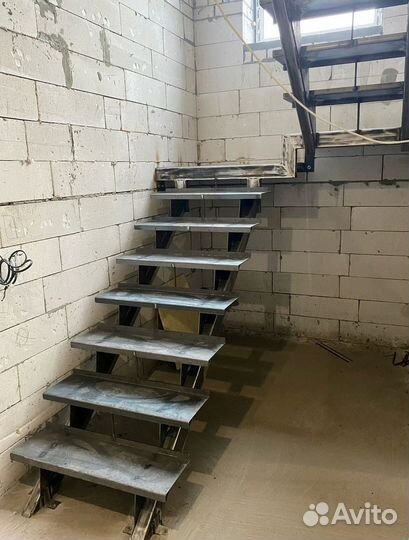 Лестница на металлокаркасе / изготовление лестниц