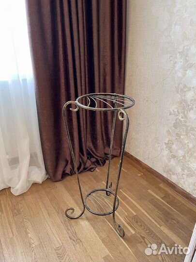 Подставка под цветы металлическая
