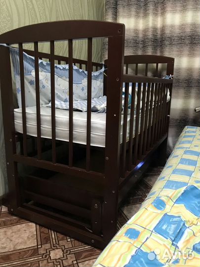 Детская кроватка с маятником