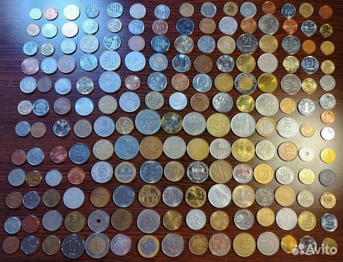 180 иностранных монет без повторов