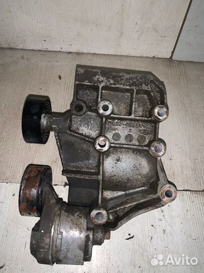 Кронштейн генератора Ford Focus 1 LX 2.0 split