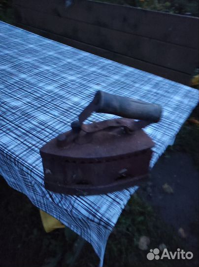 Старинный угольный утюг