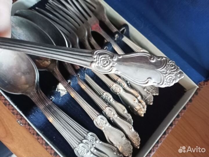 Столовый набор: ложки и вилки