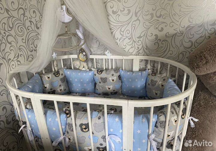 Детская кроватка с маятником