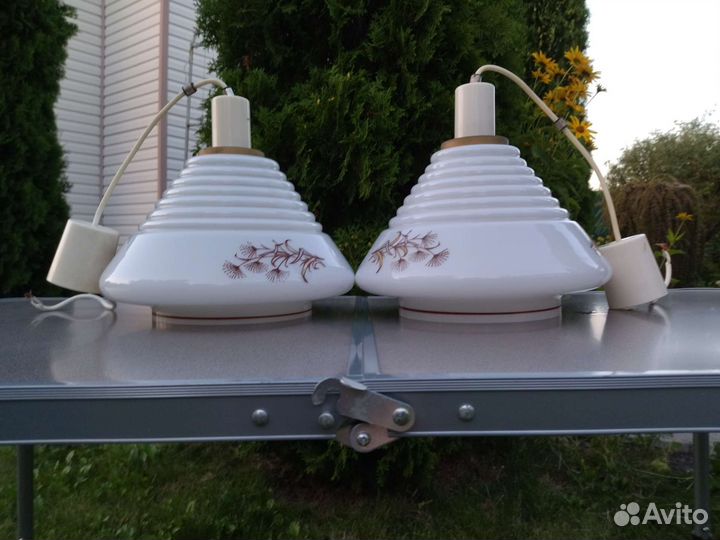 Две одинаковые люстры