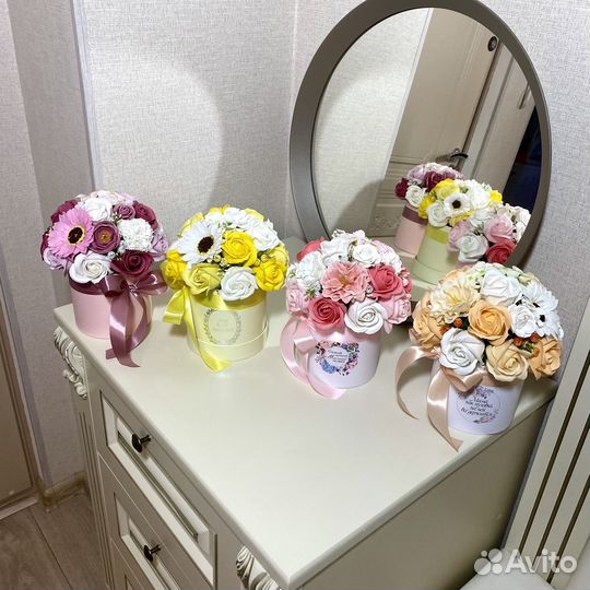 Мыльные розы и другие цветы в шляпной коробке, 900