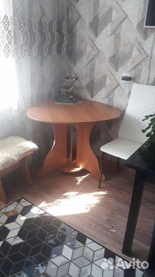 Стол угловой кухонный