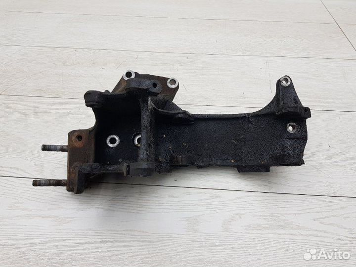 Кронштейн генератора Peugeot 406 RFV(XU10J4R)