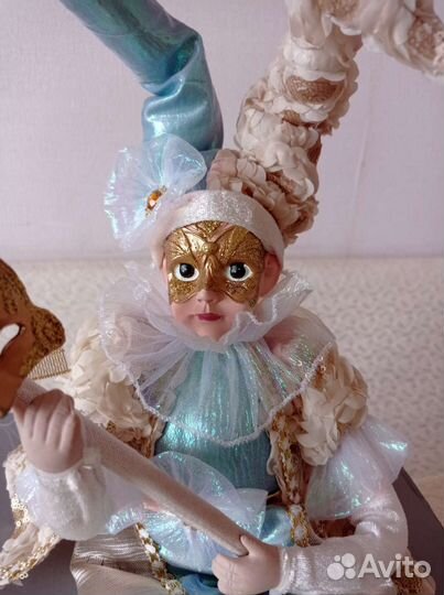 Кукла фарфоровая заводная музыкальный Арлекино