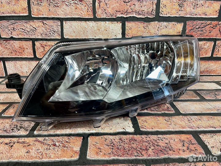 Фара новая Шкода Октавия А7 дорестайлинг