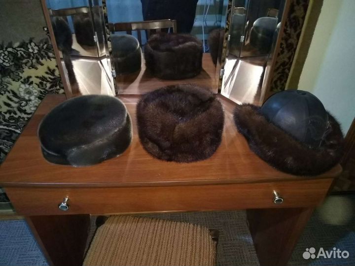 Мужские шапки 2 шт., одна женская, новые