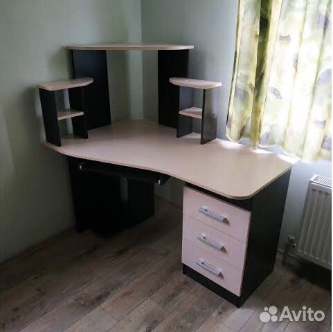 Угловой компьютерный стол