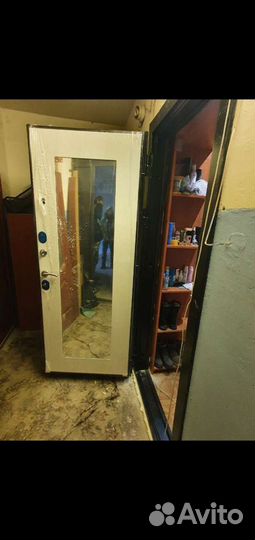 Стальная входная дверь с зеркалом