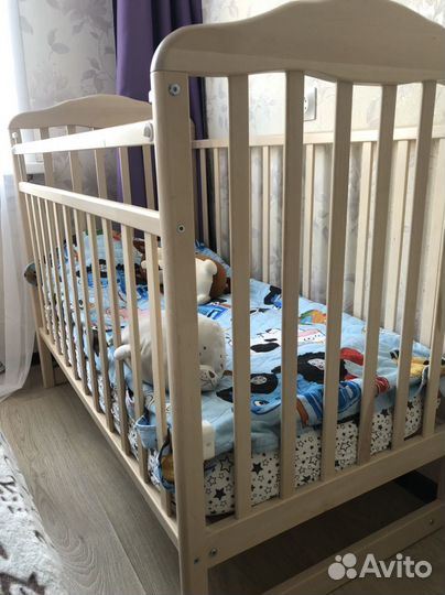 Детская кроватка с поперечным маятником