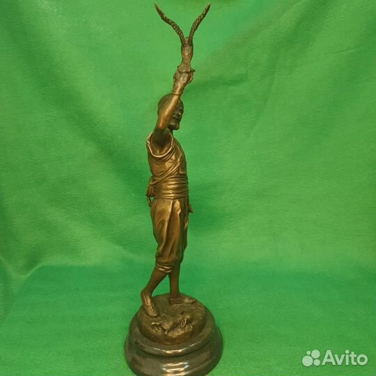 Скульптура из бронзы Восточный охотник с соколом