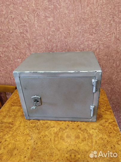 Сейф металлический