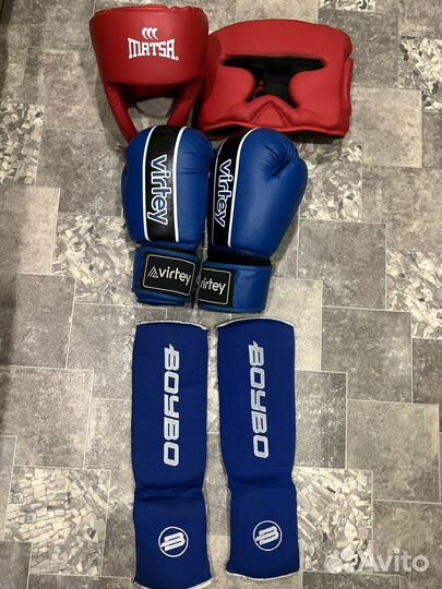 Боксерские перчатки и шлем