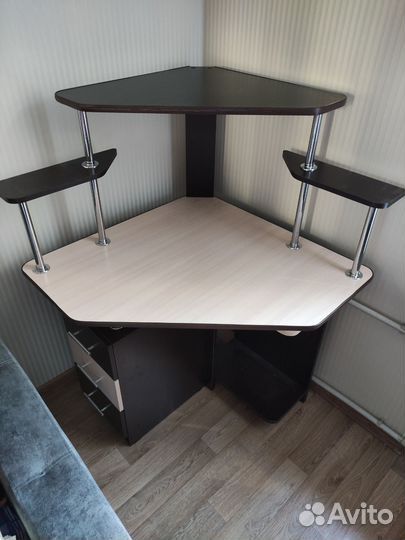 Компьютерный стол угловой