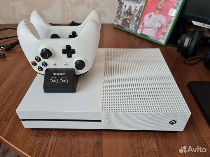 Xbox one s 500 gb + зарядная станция + наушники