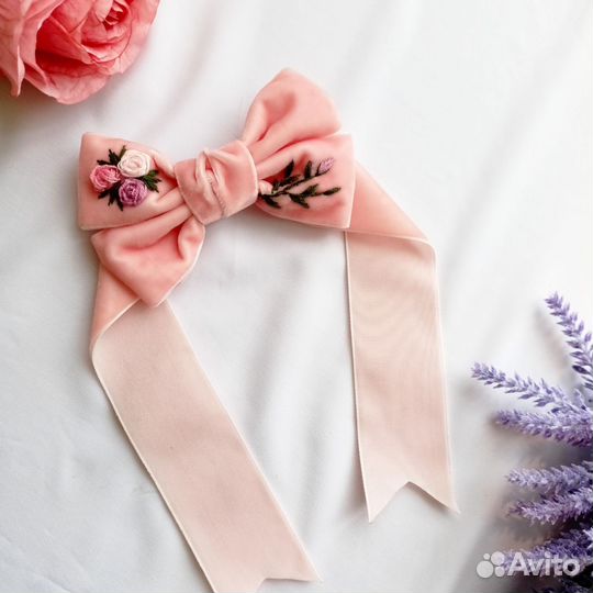 Бархатный бант с ручной вышивкой