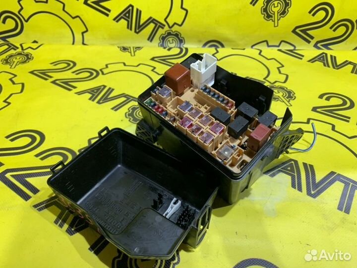 Блок предохранителей под капот Toyota Ipsum ACM21