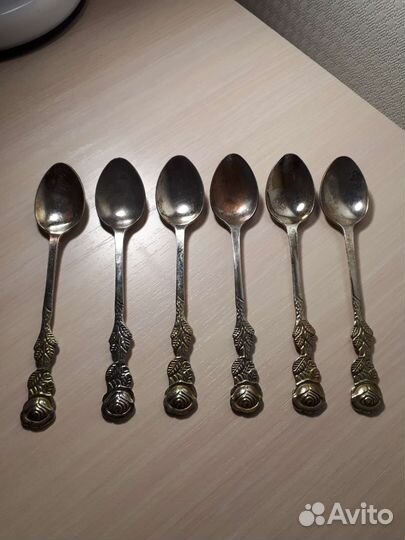 Стопка, набор вилок, ножей, чайных ложек