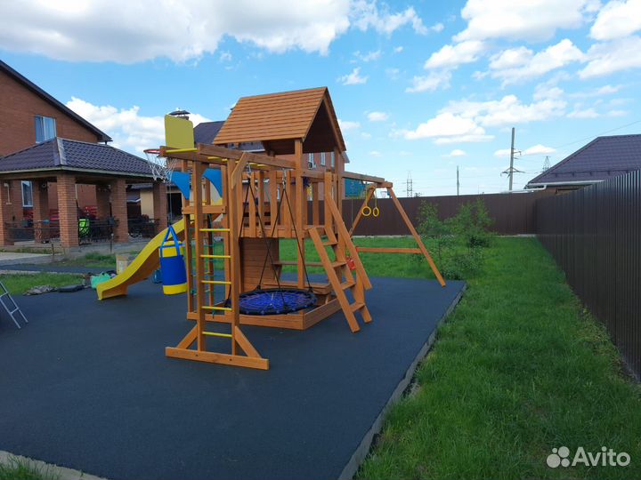 Уличная детская площадка