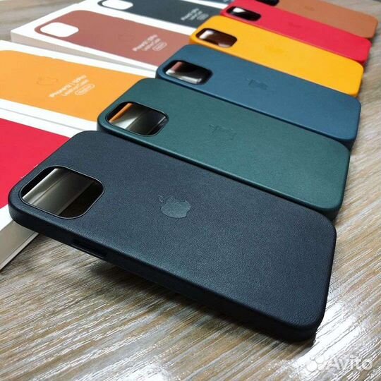 Кожаный чехол на iPhone 12