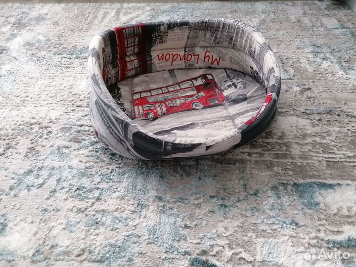 Лежанка и лоток для животных