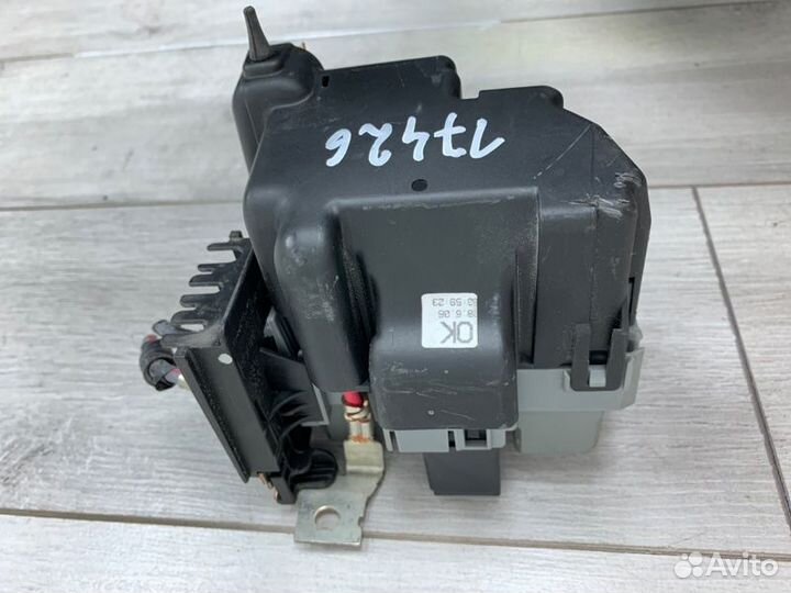 Блок предохранителей Ford S-Max минивэн qywa 2006