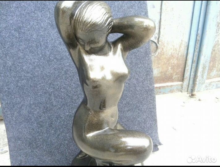 Статуя девушка на камне