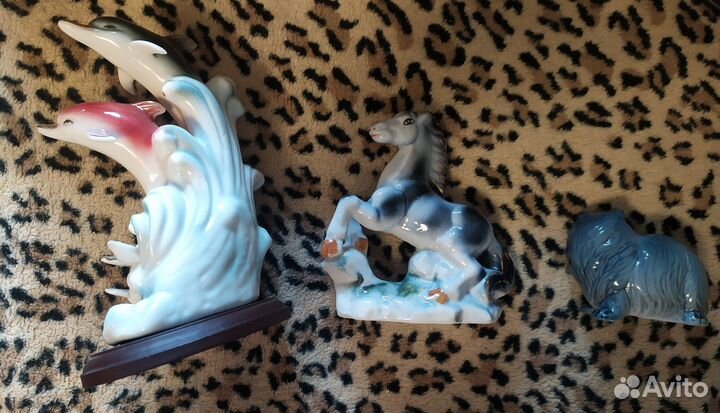 Три статуэтки: лошадь, кошка и дельфины