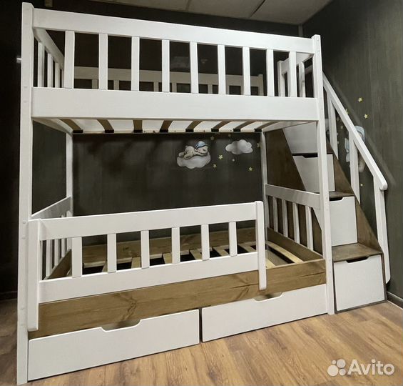 Двухъярусная кровать с лестницей-комодом